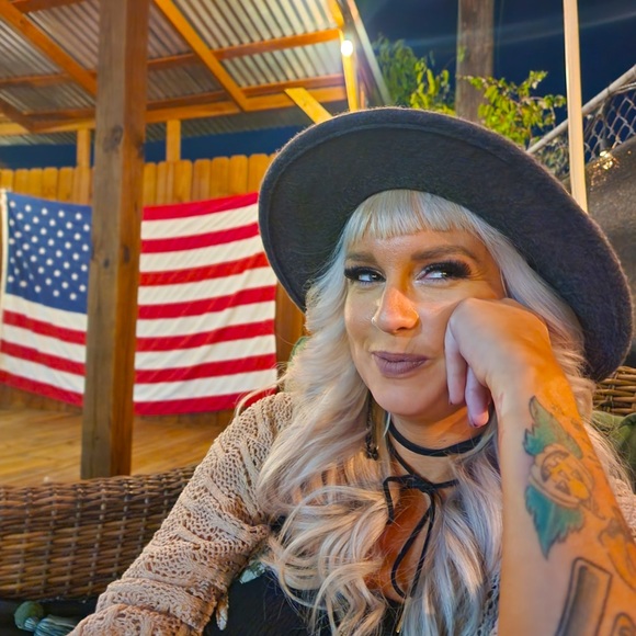 Meet your Posher, Jessica - Picture 1 of 1